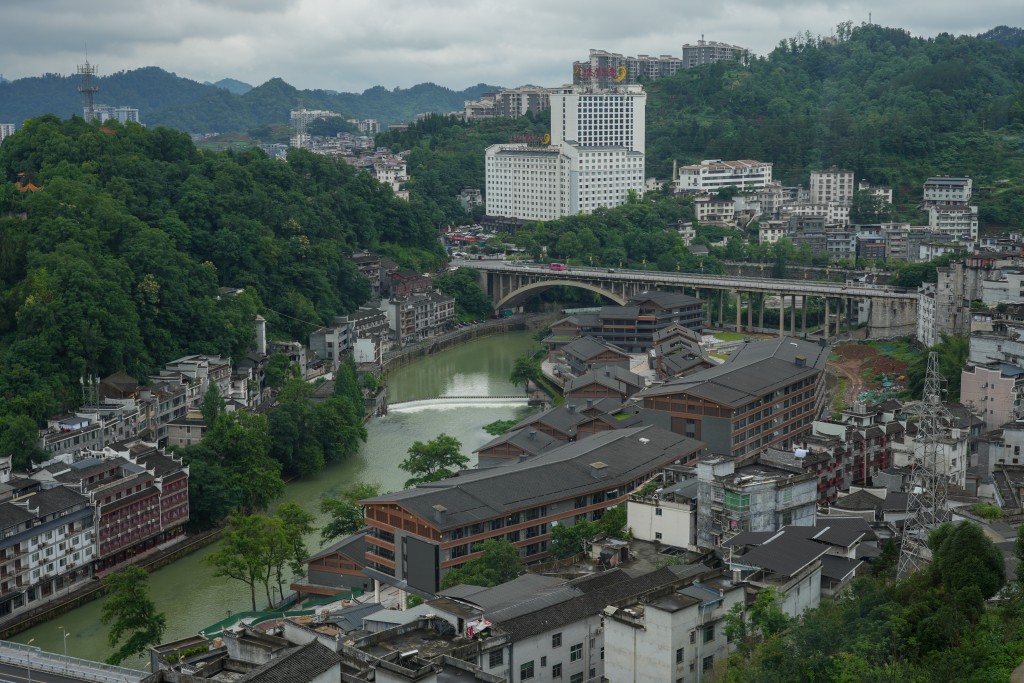 談國內的文化古城，能與雲南麗江古城、山西平遙古城齊名的，非湖南鳳凰古城莫屬