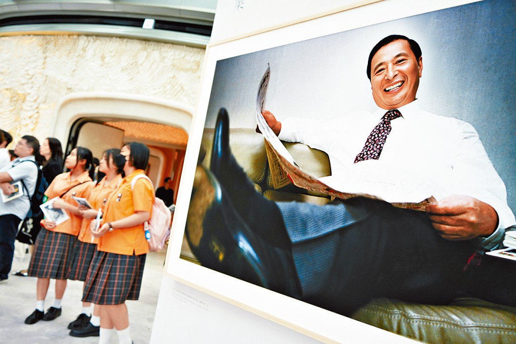 ■李兆基紀念展展示多幅四叔生前嘅相片。 ■李兆基紀念展展示多幅四叔生前嘅相片。