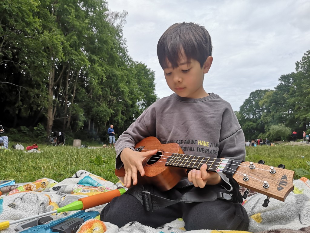 嘉瑩最近讓幼子Patryk學習夏威夷小結他，培養其音樂興趣。