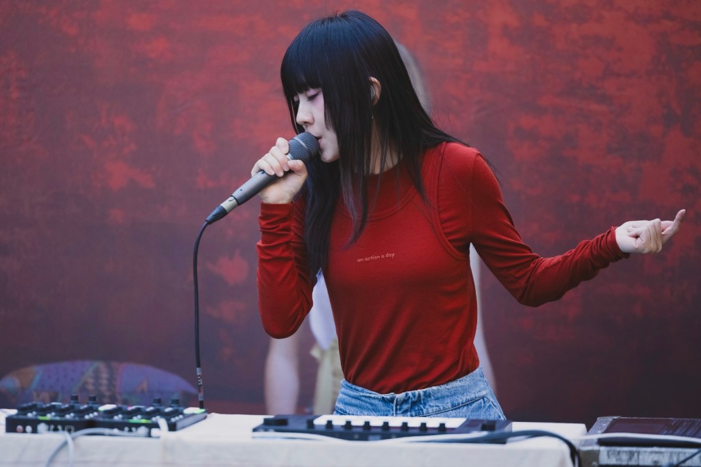 白安將城市一隅變成了充滿音樂與歡笑的戶外派對。 白安將城市一隅變成了充滿音樂與歡笑的戶外派對。