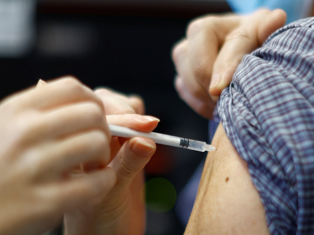 疾控中心维持对辉瑞二价疫苗的接种建议。路透社