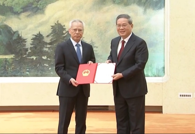 國務院總理李強（右）向岑浩輝（左）頒發了任命他為中華人民共和國澳門特別行政區第六任行政長官的國務院第794號令。
