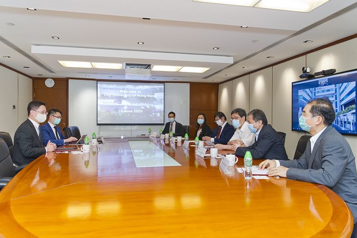 郭位校長（右三）率領大學管理層向薛永恒先生（左一）介紹城大發展近況。