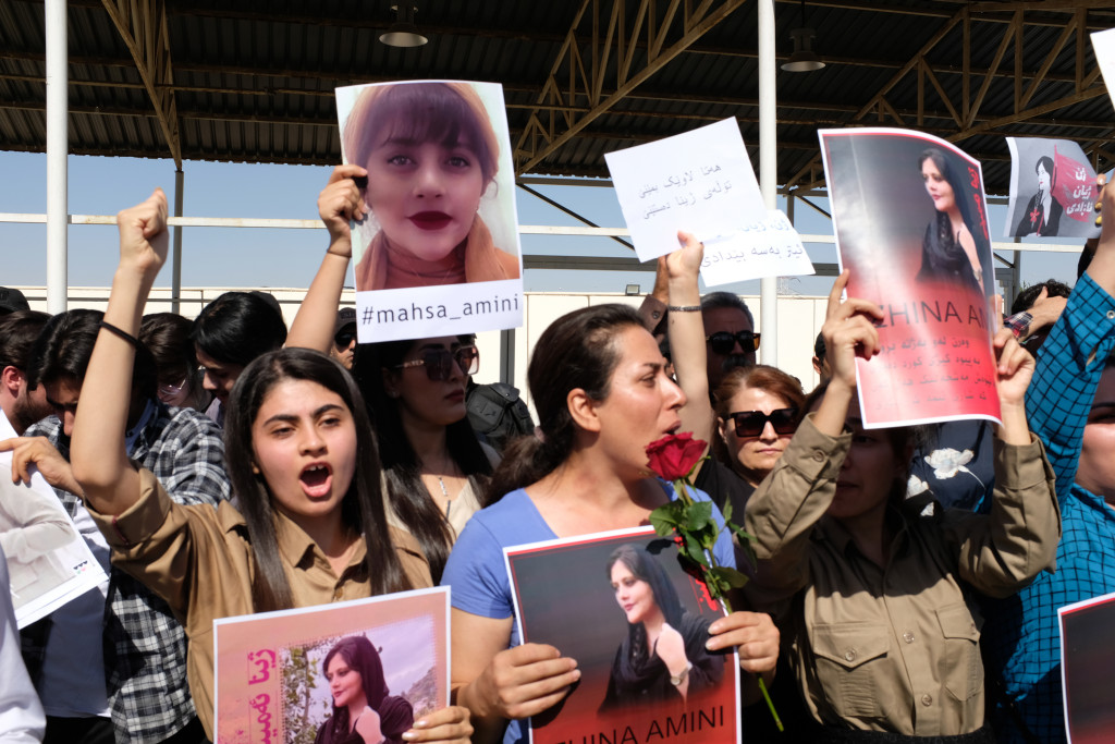 伊朗22歲庫爾德族女子阿米尼2022年遭控違反配戴頭巾規定，在羈押期間死亡，懷疑受虐致死，引發大規模抗議。路透