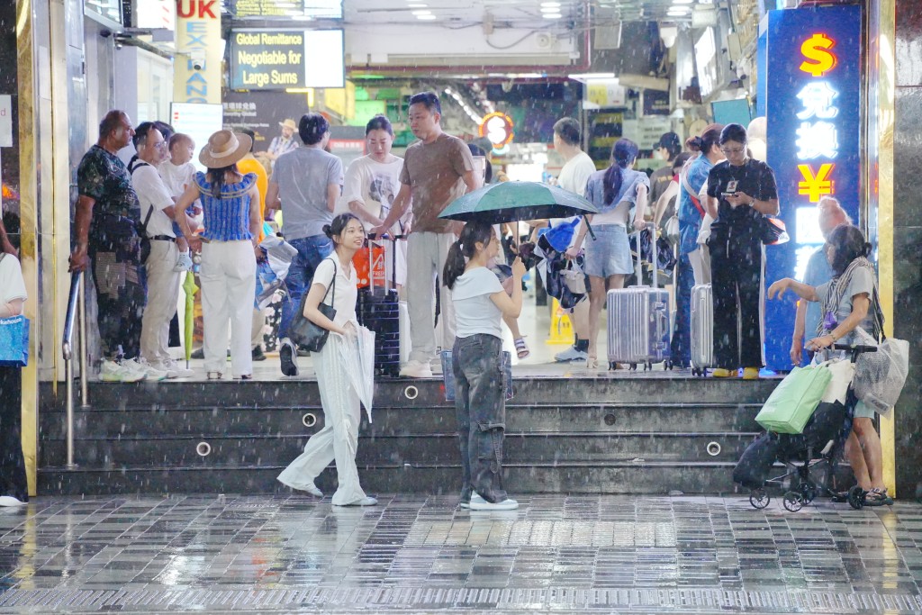 黑雨期間仍有不少市民在街上。汪旭峰攝 黑雨期間仍有不少市民在街上。汪旭峰攝