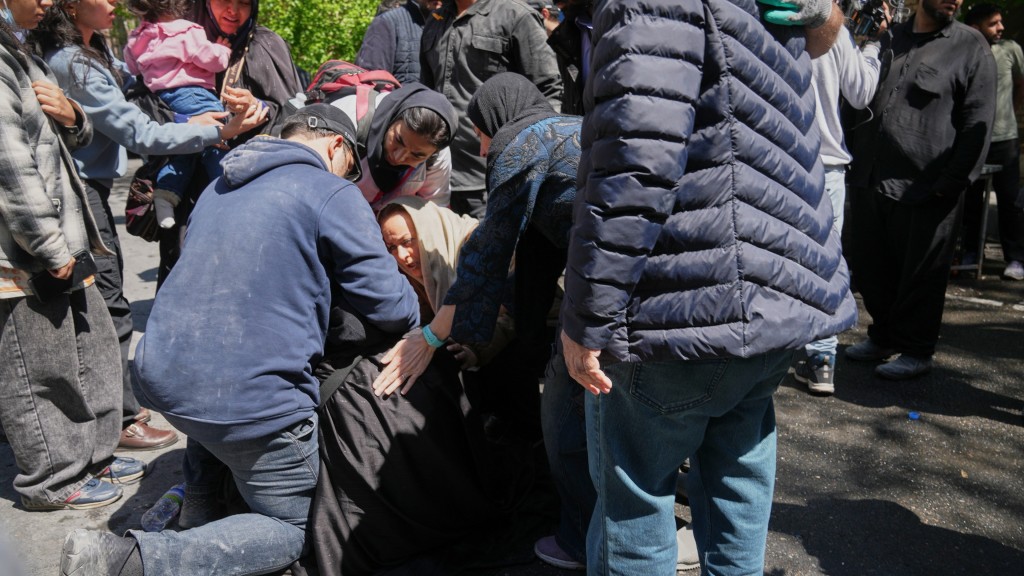 2026年4月7日，德黑兰霍拉萨尼哈犹太教堂 被炸掉一半，女子伤心倒地获安慰。 美联社