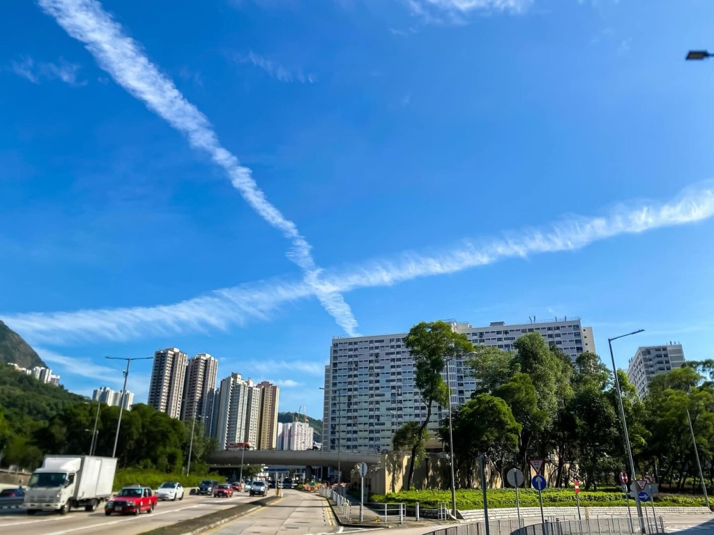 藍天下的白色大交叉雲。香港天文台facebook截圖