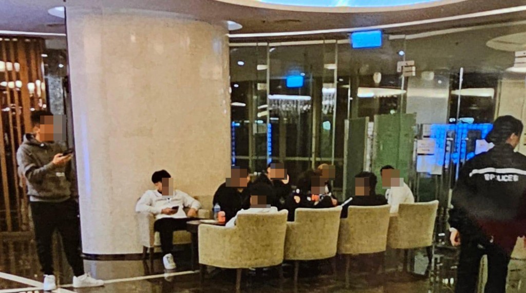 有人帶同10多名南亞裔男子到場騷擾。網上圖片