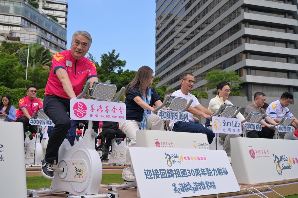 羅淑佩與藍國慶率領全場10隊隊伍,100架智能單車共同起步,並親自試踩兩三分鐘。 羅淑佩與藍國慶率領全場10隊隊伍,100架智能單車共同起步,並親自試踩兩三分鐘。