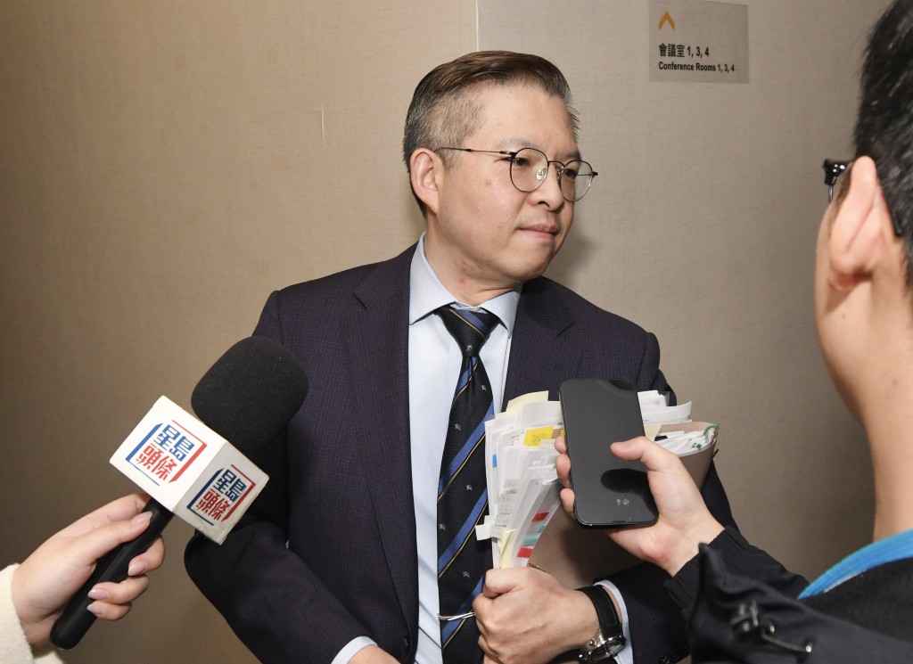 被問到草擬及審理法律時是否有不足，立法會法律顧問曹志遠未有回應。何君健攝