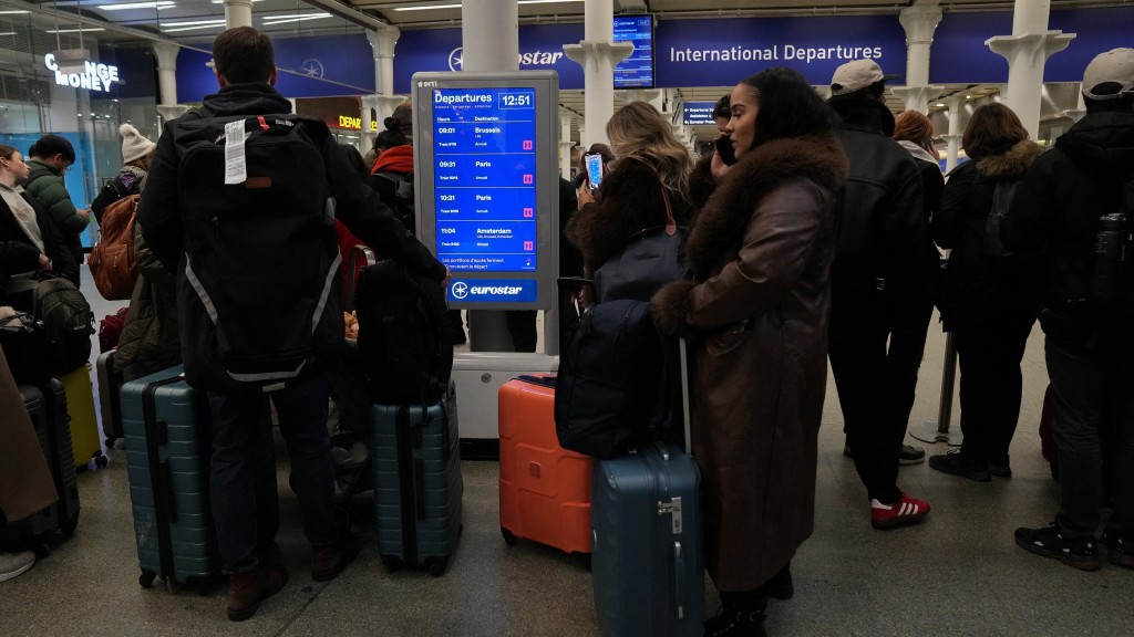Eurostar因供電問題停駛乘，提着大小行李的乘客無奈呆等。 路透社