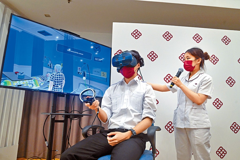 「虛擬醫院」將隨機組合不同場景，變化出超過一千二百種情境，訓練護理學院學生在醫院的壓力環境下工作。 