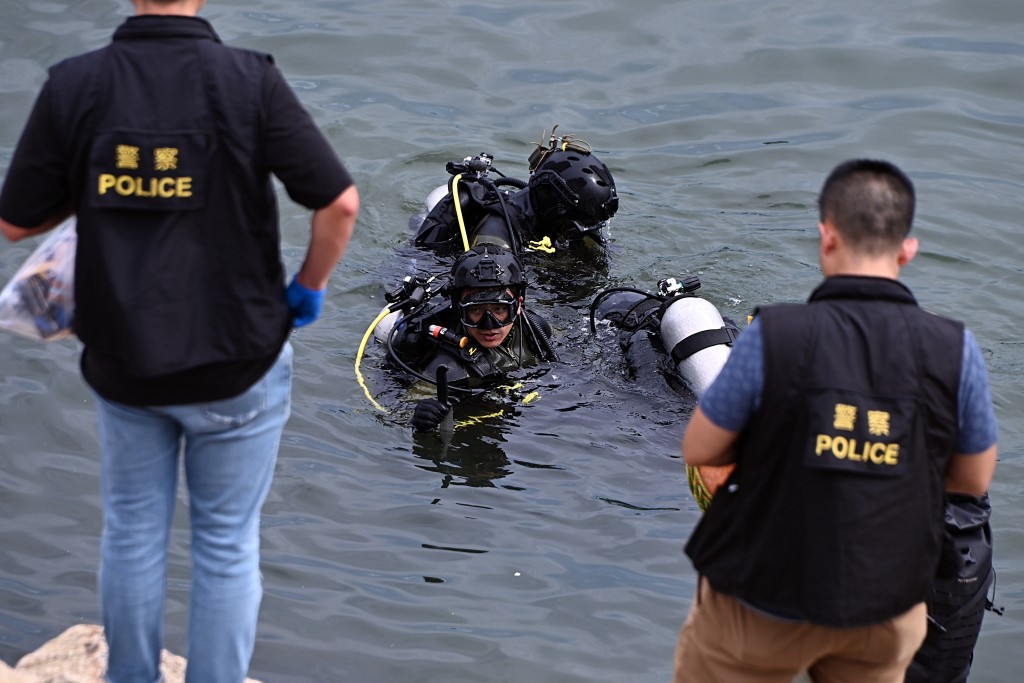 警方水鬼隊在海邊尋獲兩把利刀。梁國峰攝 警方水鬼隊在海邊尋獲兩把利刀。梁國峰攝