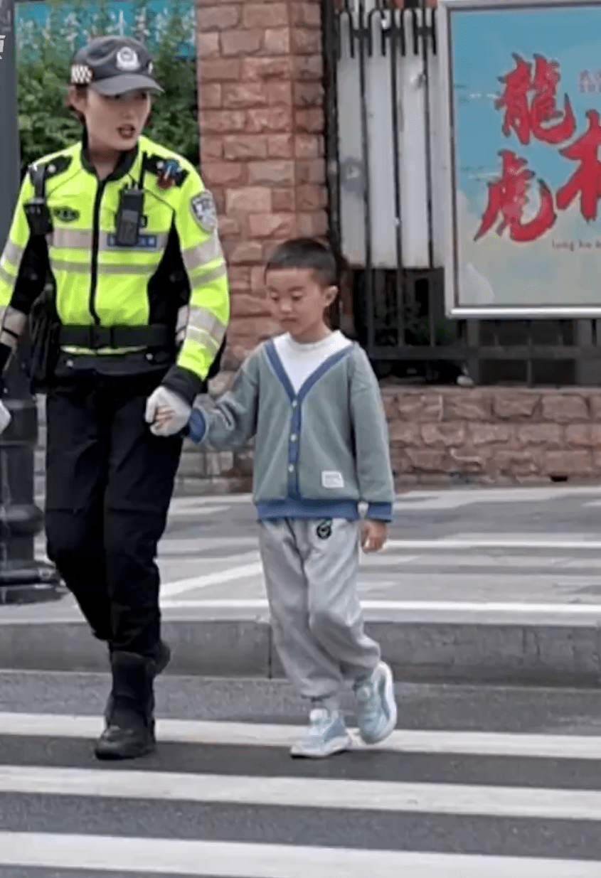 武漢警花溫柔教導小朋友過馬路。