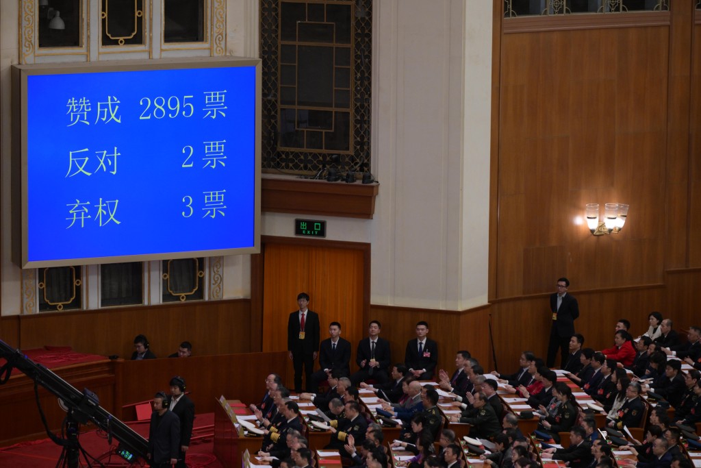 国务院总理李强首份政府工作报告以2895票赞成、2票反对、3票弃权，获得通过。苏正谦摄