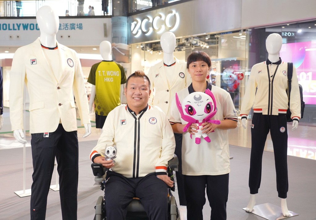 回顧展展出逾20件珍貴展品,包括殘奧運獎牌、火炬、紀念章、運動員比賽服及裝備等。
