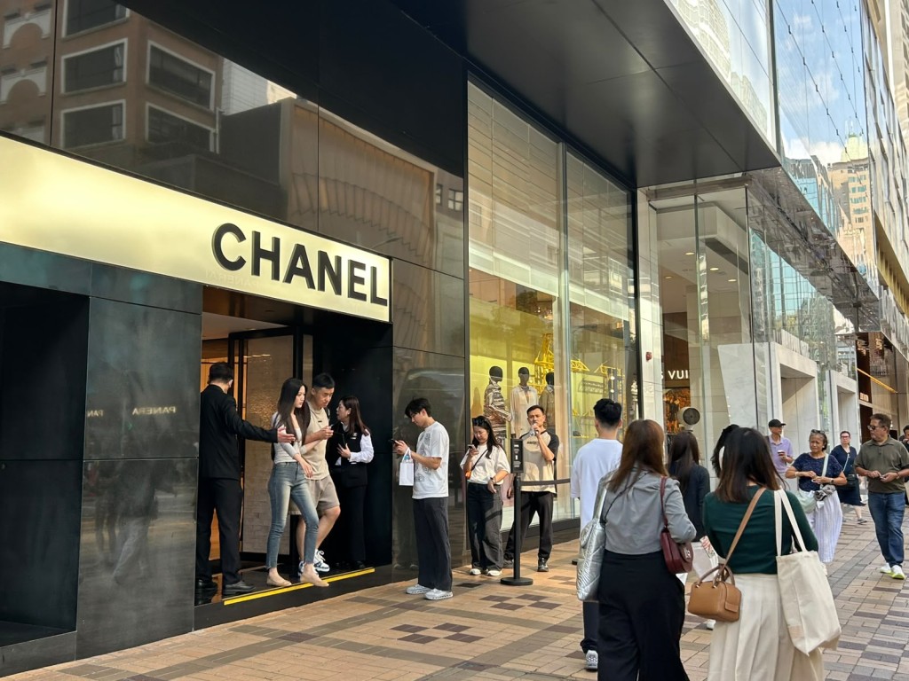 部分著名奢侈店外亦現排隊人龍。 部分著名奢侈店外亦現排隊人龍。