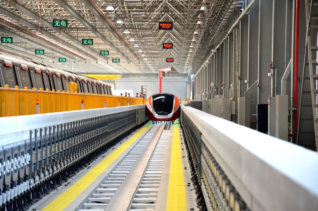 时速可超过600公里的磁浮列车系统成功运行。