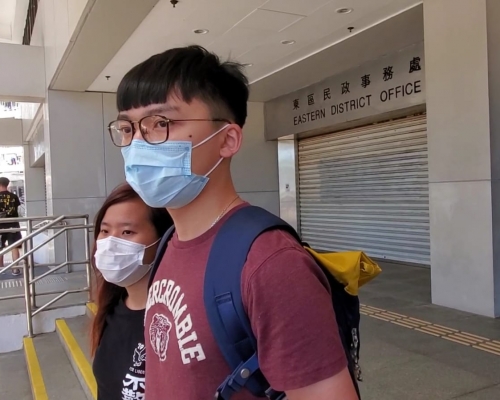 鄭家朗(右)直言對裁決感失望但暫未有考慮上訴,左為吳嘉兒。張旭珊攝
