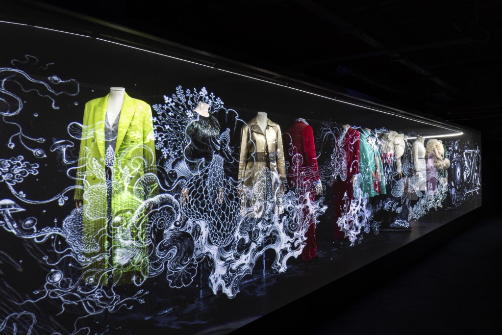 「旋转木马」展区以二十五个人体模型身穿1970年代至今的品牌服饰登场。
