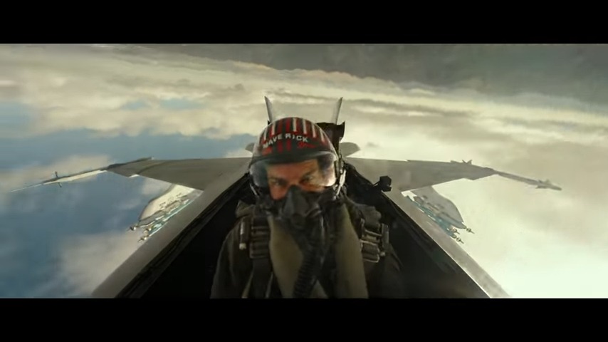 靚佬湯在《壯志凌雲2》負責訓練戰鬥機飛行員。