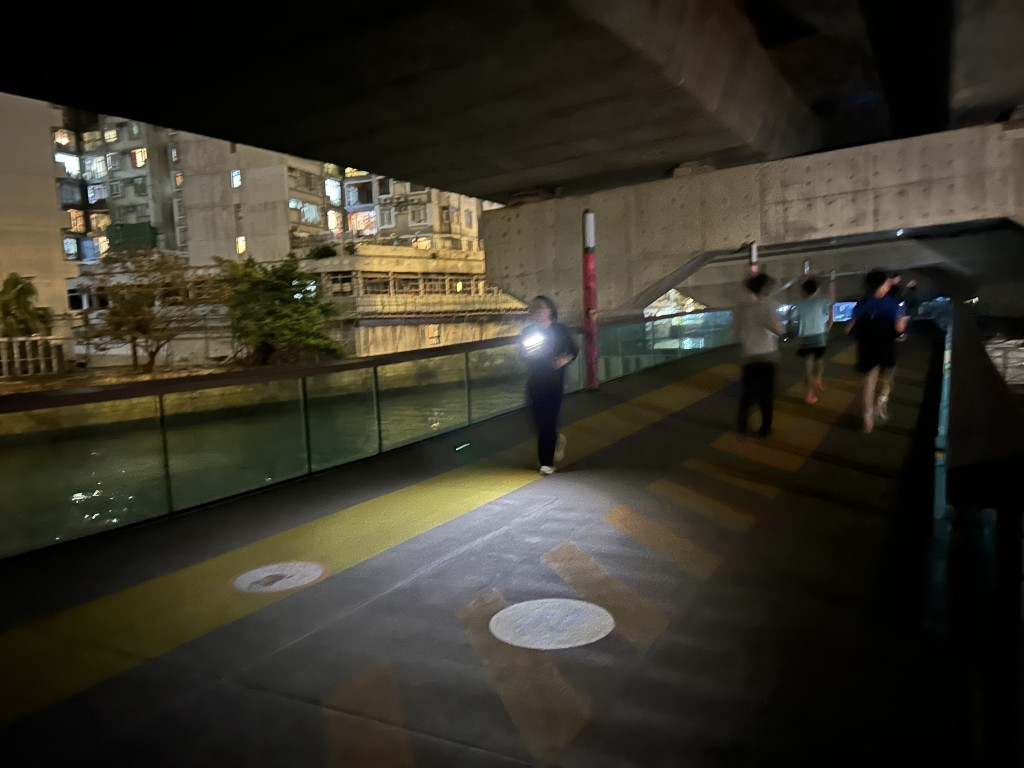 有跑手手持電筒跑步。