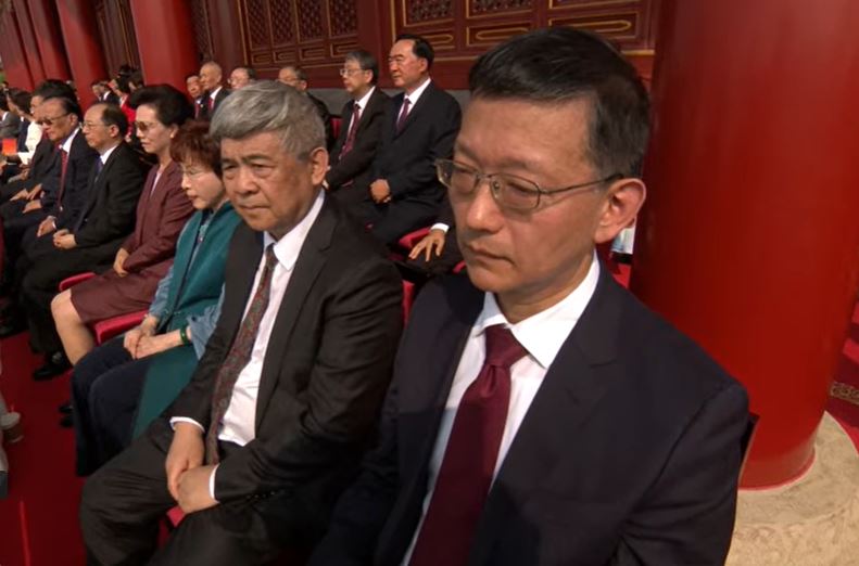 洪秀柱(右三)在天安門城樓。 央視截圖 洪秀柱(右三)在天安門城樓。 央視截圖
