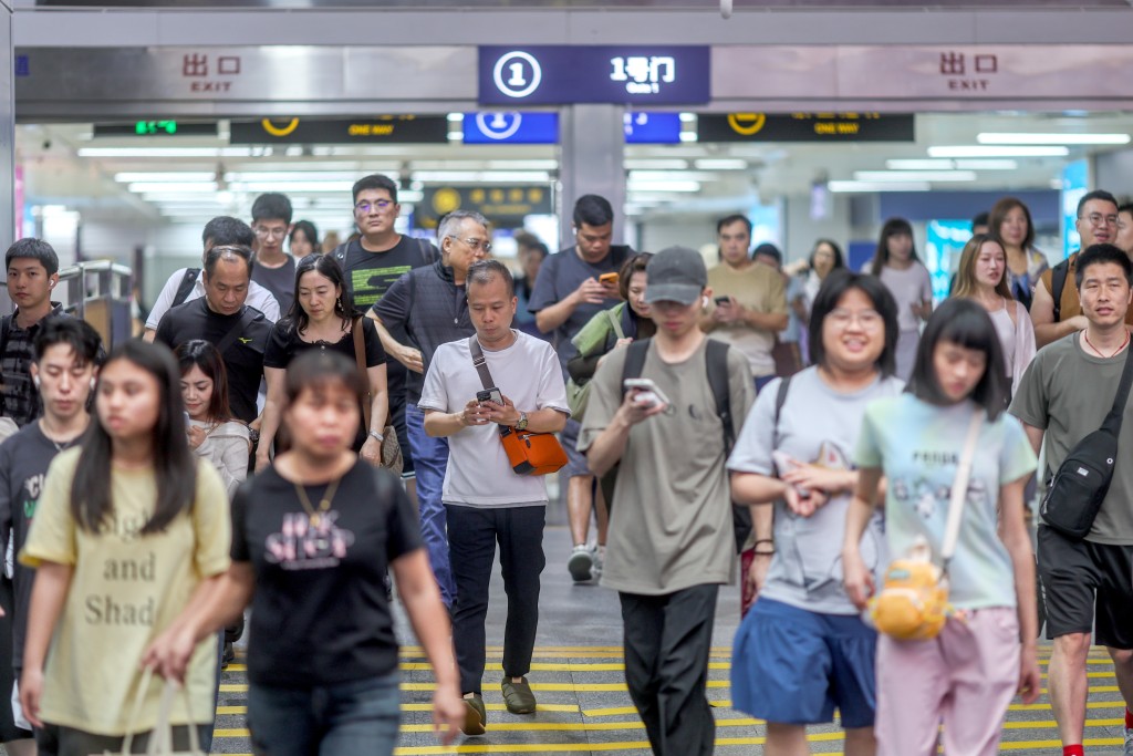 截至上午10時,羅湖口岸錄得約3.1萬人次出入境。資料圖片 截至上午10時,羅湖口岸錄得約3.1萬人次出入境。資料圖片