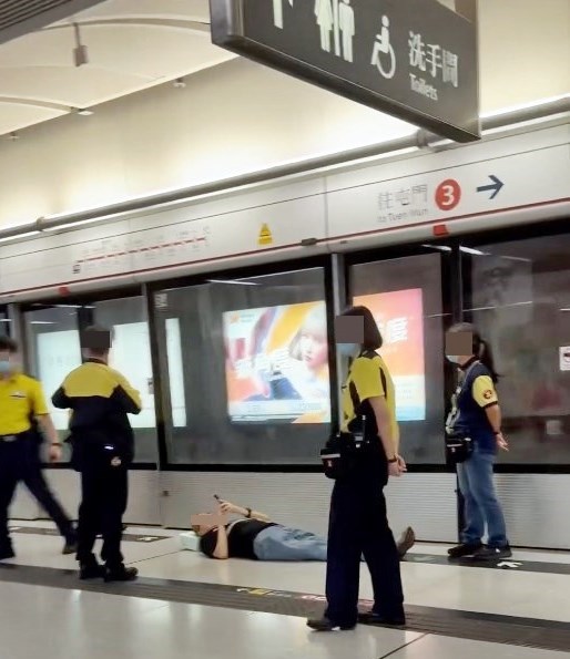一名四眼男乘客日前被拍攝到在港鐵 紅磡站月台幕門前躺平,腦後還有個 物體當枕頭,雙手正在滑手機,身旁 則站有5名職員,情況令人關注。Threads截圖 一名四眼男乘客日前被拍攝到在港鐵 紅磡站月台幕門前躺平,腦後還有個 物體當枕頭,雙手正在滑手機,身旁 則站有5名職員,情況令人關注。Threads截圖