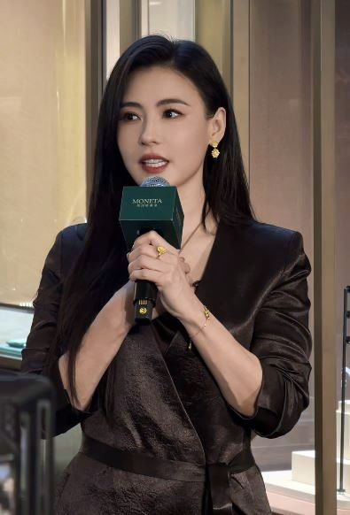 柏芝身着簡約大氣的黑色中式裙裝搭配金飾驚豔亮相。