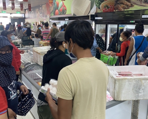 台東蘭嶼貨輪停航2周 ，物資今抵達遭居民瘋搶。網圖