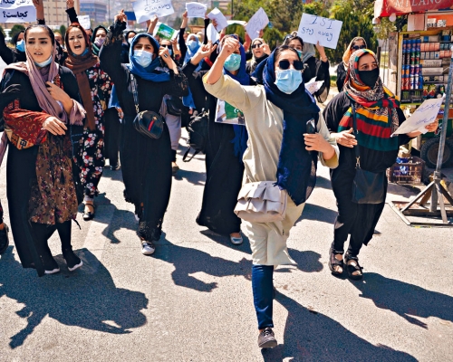■喀布爾婦女周二示威反對塔利班統治。