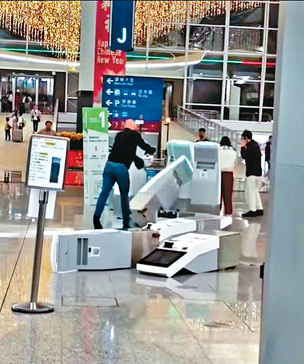 35歲英國籍男子涉嫌於本周一(年廿九）大鬧機場，他被控刑事損壞及管有第I部毒藥等2罪。