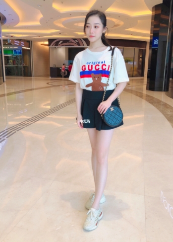 周依婷經常身著名牌。Phoebe婷婷小紅書。