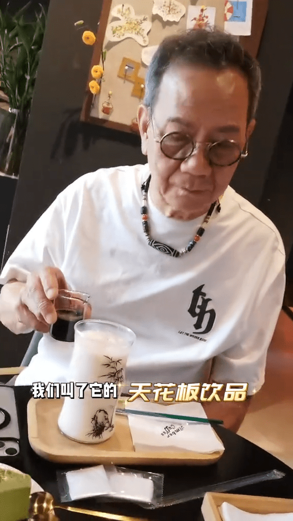 潘志文所飲的叫「水墨拿鐵」，將濃縮咖啡再倒入牛奶中。