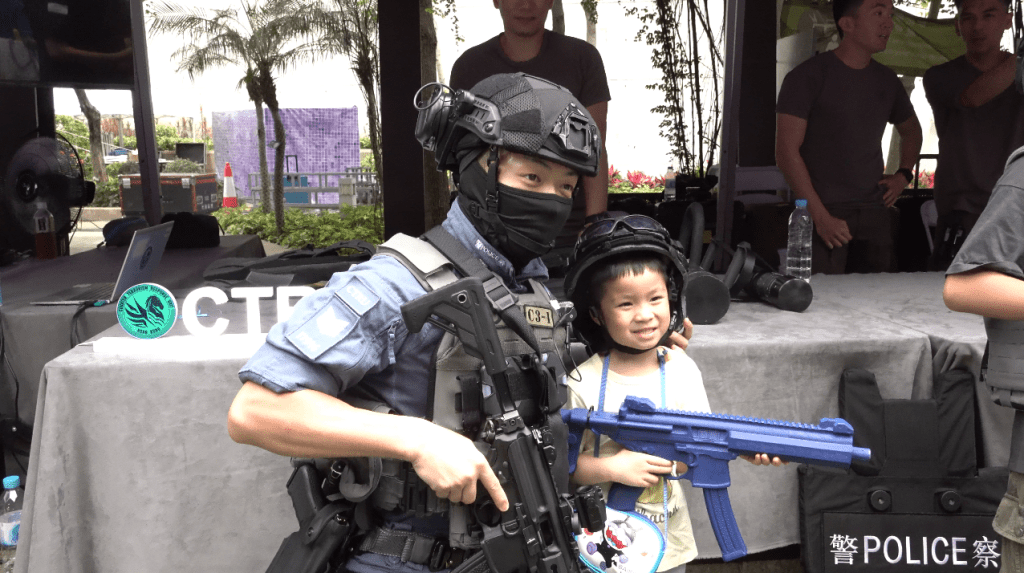 小朋友與全副武裝警員合照。