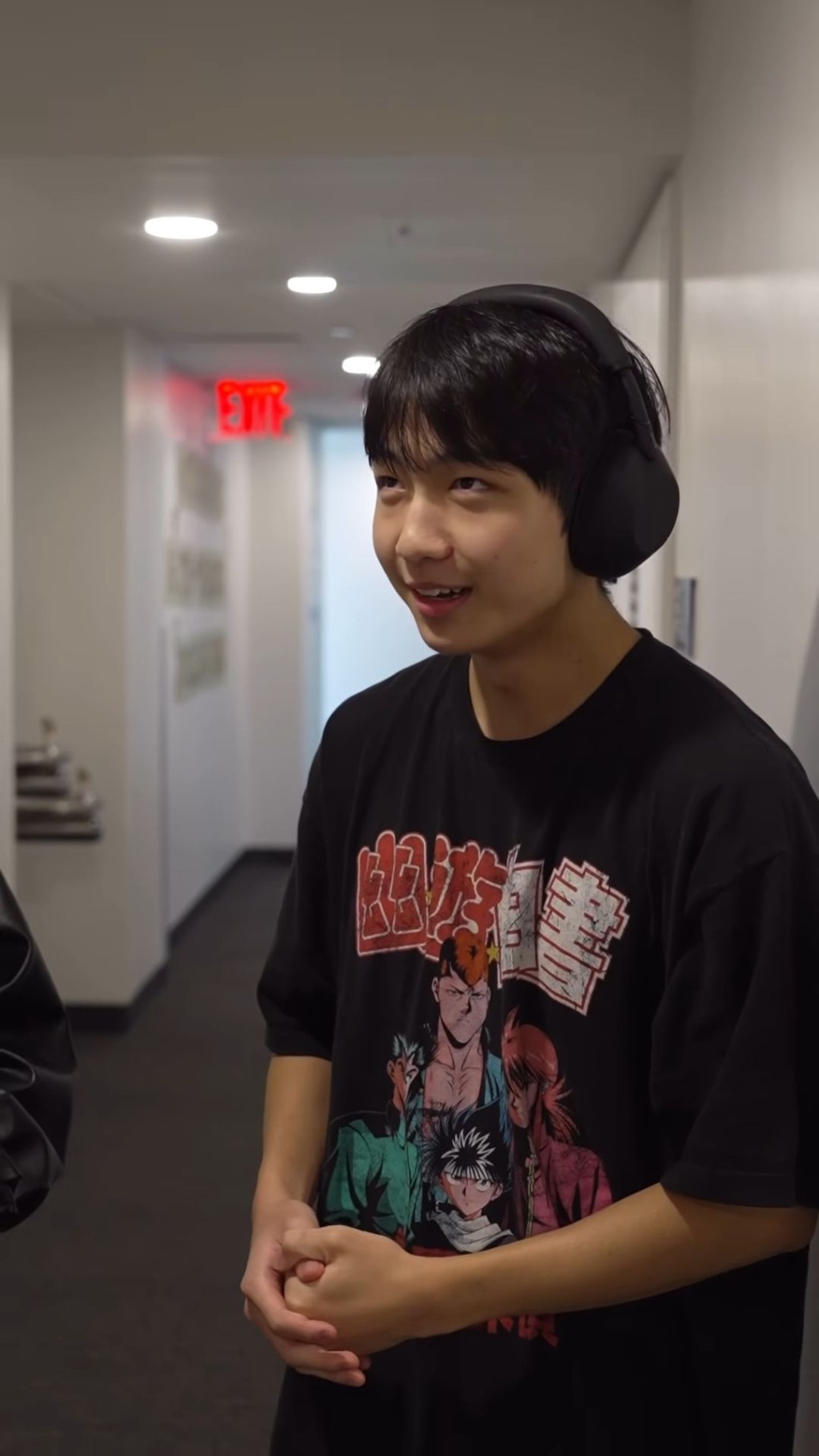 挑戰者Calvin一臉認真地準備接受挑戰，完全估唔到之後會引發全場爆笑。