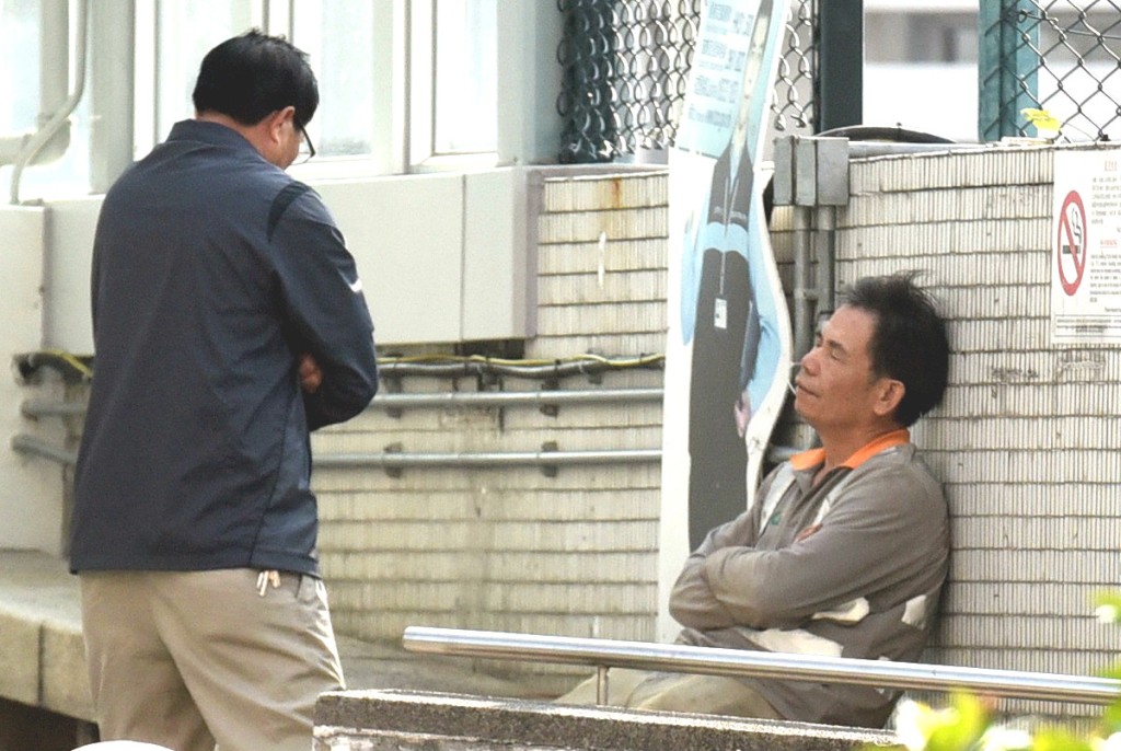 白田邨工业意外死者父亲（右）。资料图片