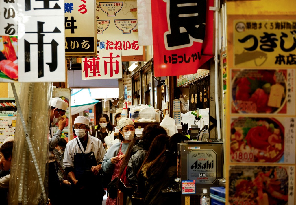 邊走邊吃不符合日本人的文化。（路透社）