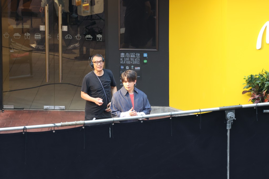 姜濤以一身牛仔色外套，內配紅白襯衫現身大埔。