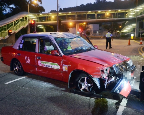 涉事的士車頭嚴重損毀。