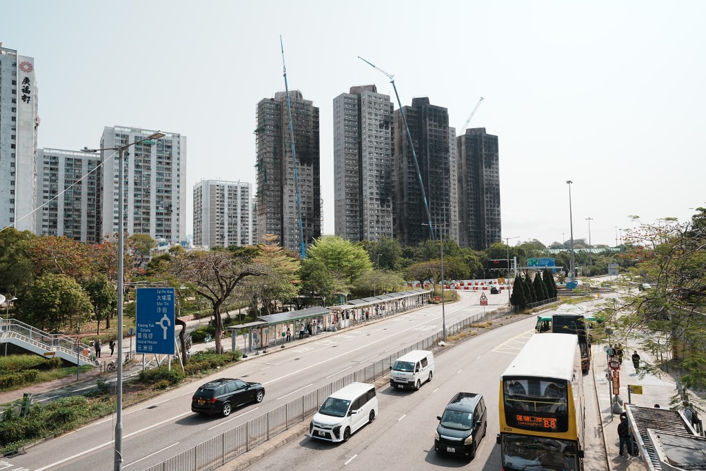 火勢是由外面棚架燃燒並蔓延至大樓內部，換言之，火和煙是由建築物外部攻入內部。