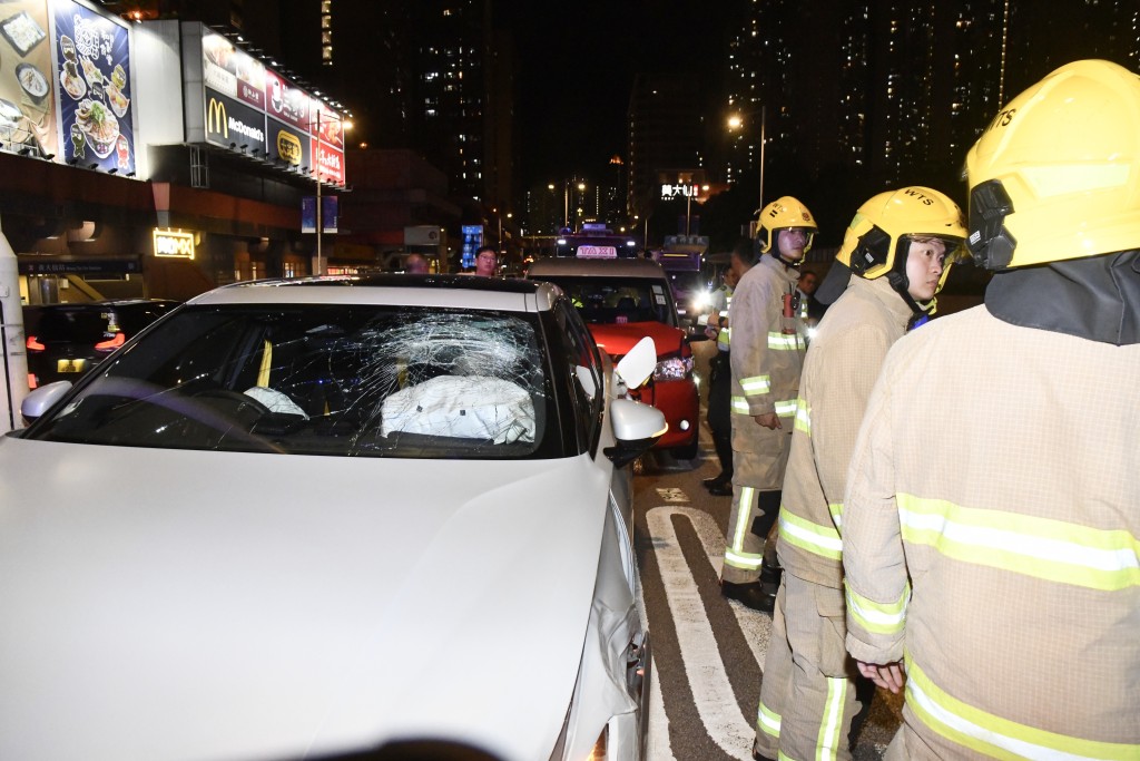 電動車安全氣囊彈出,擋風玻璃碎裂。 電動車安全氣囊彈出,擋風玻璃碎裂。