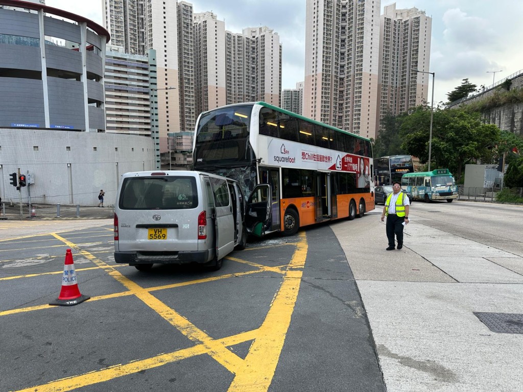 一輛城巴與輕型貨車發生相撞。 一輛城巴與輕型貨車發生相撞。