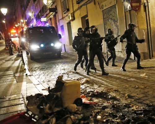 馬德里非裔小販死亡，引發街頭騷亂20傷。AP