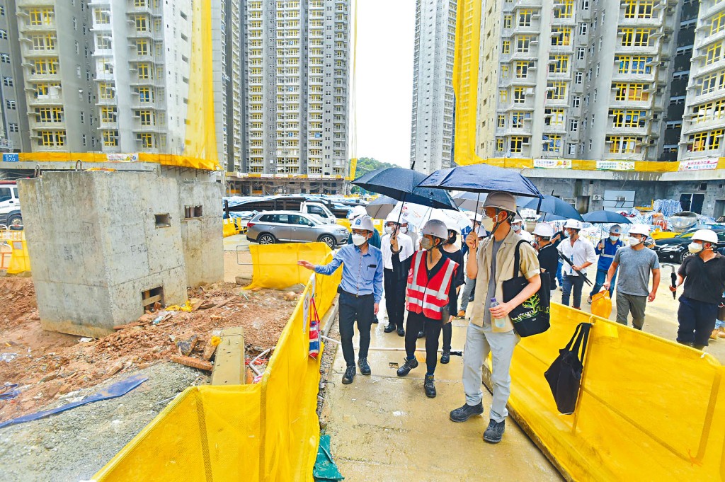 房屋局局長何永賢七月時視察興建中的富蝶邨,以掌握公共租住房屋發展項目的最新進展。
