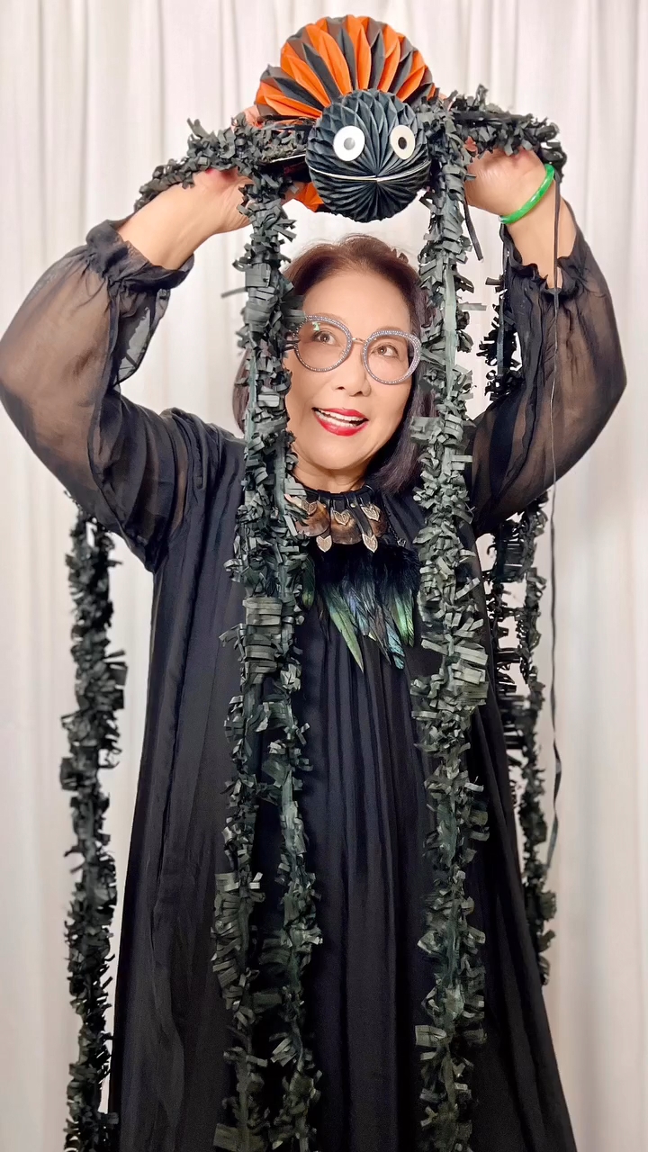 今年72歲的李司棋，一直都走到潮流尖端，早兩年貼過黑絲女巫相過萬聖節，今年她繼續扮女巫，雖然裝束較密實，但一樣受到網民歡迎！