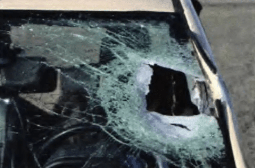巴特爾的汽車擋風玻璃被砸出大洞，嚴重損毀。  Jefferson County Sheriff's Office