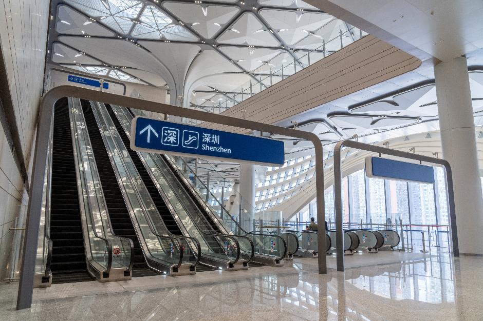 新口岸聯檢大樓內部設計極具空間感,樓底甚高。 新口岸聯檢大樓內部設計極具空間感,樓底甚高。