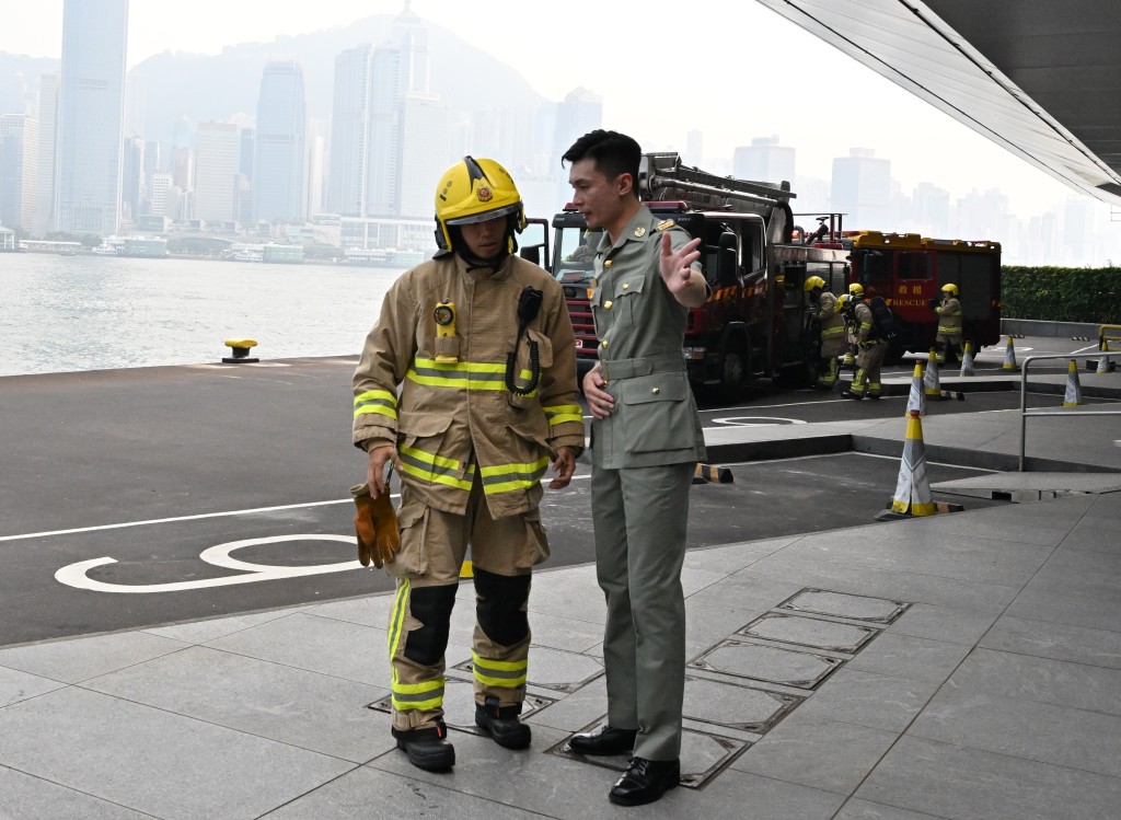 海关人员向接报到场的消防处人员讲述事件经过。政府新闻处图片